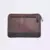 Case para notebook 14 polegadas em couro marrom com detalhes em preto e zíper.
