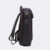 mochila executiva de couro modelo charles cafe vista pela lateral com alças acolchoadas
