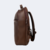 mochila de couro para notebook de 17 polegadas modelo kaia texas vista pela lateral com alças acolchoadas