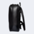 mochila de couro para notebook de 15.6 polegadas modelo mozart preto vista pela lateral com alças acolchoadas