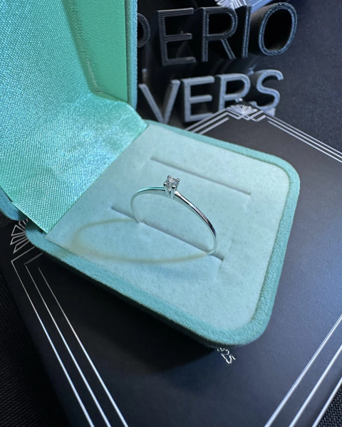 Anel Solitário de prata 925 modelo CLASSIC cravejado com uma pedra de zircônia