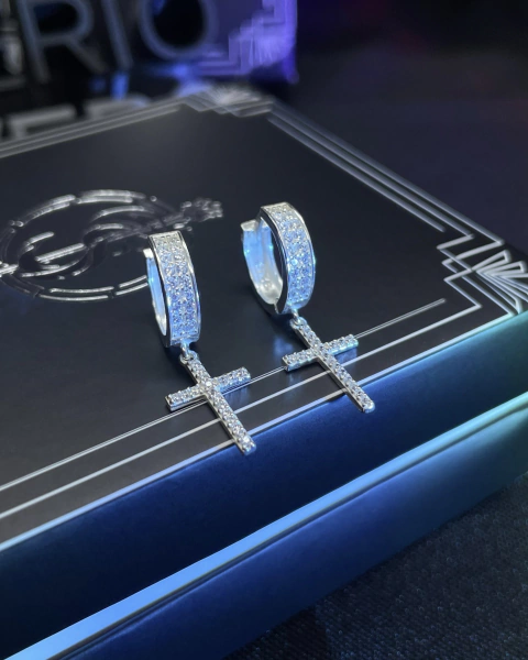 Brincos de argola cravejado CRUZ em prata 925