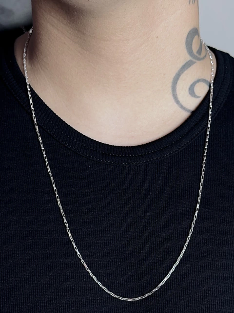 Corrente tijolinho fina de prata 925 com 2mm de largura e 70cm de comprimento usada no pescoço de pessoa com camiseta preta