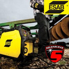 Máquina de soldadura multiproceso ESAB REBEL EMP 320 i C TORCHA en un entorno de trabajo, con un operador vestido adecuadamente.