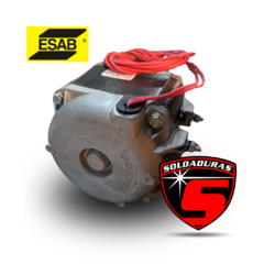Motor del ventilador Origo MIG 408T de la marca ESAB, con cables rojos y un diseño compacto.