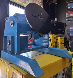 El posicionador de soldadura HB01 con pedal permite girar piezas con precisión, mejorando la calidad y eficiencia del trabajo. 