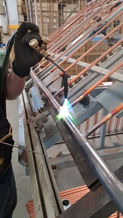 Cabeza soldadora M 3 N.2, herramienta de soldadura con un diseño curvado y boquilla de metal.