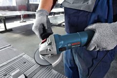 Amoladora Bosch GWS 11-125 de 115 mm en uso, con disco de corte en una superficie metálica.