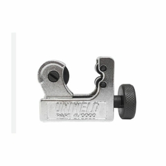 El cortatubos pequeño tiene un rango de corte de 1/8" a 7/8", viene en tamaño compacto