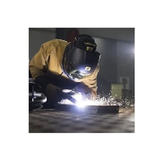 Operario utilizando una torcha de plasma CUTMASTER 102 para corte de metal