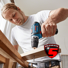 Hombre utilizando un atornillador taladro inalámbrico GSR 12-15 Flexiclick de Bosch en un proyecto de carpintería.