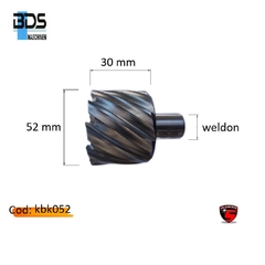 La fresa helicoidal corta Ø KBK052 Weldon tiene un diámetro de 52 mm y una longitud de corte de 30 mm. Su diseño helicoidal y su calidad Weldon permiten un corte eficiente y preciso en materiales duros.
