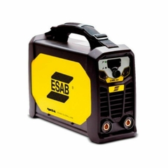 La ESAB LHN 202i es una soldadora de corriente continua (DC) que utiliza tecnología inverter. Esta máquina es adecuada para soldar diversos materiales como acero, acero inoxidable y hierro fundido.