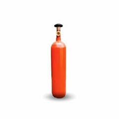 El cilindro de argón 1/2 m³ 114-003-200 viene cargado y es ideal para soldadura y otros procesos industriales. Su diseño seguro y resistente garantiza un almacenamiento confiable del gas.