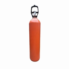El cilindro Argón 4.50 tiene una capacidad de 6 m³ y viene con tulipa y carga incluida. Es ideal para aplicaciones en soldadura y procesos industriales.