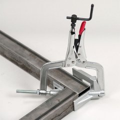 Pinza de presión angular Stronhand sujetando dos piezas metálicas en ángulo.