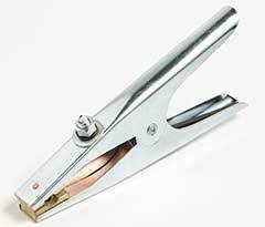 Pinza clip de masa de 600 amp cincada, ideal para conexiones eléctricas en procesos de soldadura.