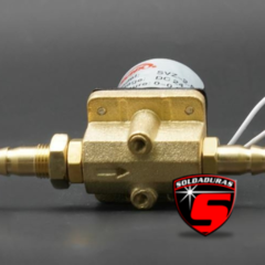 Válvula solenoide electrovalvula de 24V AC para soldadora, mostrando su diseño y conexiones.