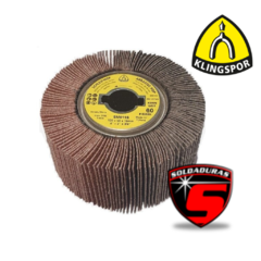 El rodillo abrasivo de hojas SM611 mide 100 x 50 mm, tiene grano 40 y es perfecto para desbaste
