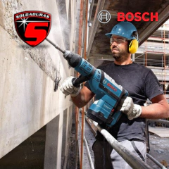 El martillo perforador GBH 8-45 DV Bosch SDS Max tiene una potencia de 880W, viene con sistema SDS Max y es perfecto para perforar, cincelar y demoler en materiales duros 