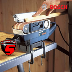 La lijadora de banda GBS 75 AE Bosch tiene un ancho de banda de 75 mm, ideal para trabajos de lijado en superficies extensas. 