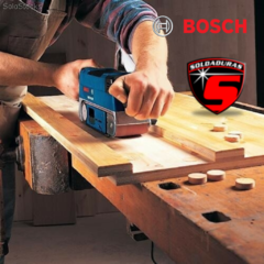 La lijadora de banda GBS 75 AE Bosch tiene un ancho de banda de 75 mm y es perfecta para eliminar material rápidamente en superficies grandes. 