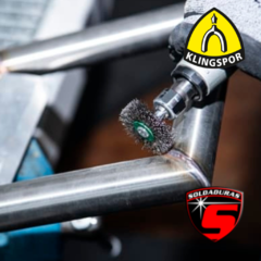 El cepillo BRS 600W Klingspor, con cerdas de hierro rizado de 40 mm de diámetro, 9 mm de ancho y 0.2 mm de grosor, es ideal para eliminar óxido y preparar superficies metálicas.
