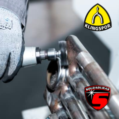 El cepillo BRS 600W Klingspor, con filamentos rizados de 0.2 mm y medidas de 50 x 9 mm, es ideal para desbaste, limpieza y eliminación de óxido en superficies de hierro.