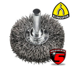 El cepillo BRS 600W plano rizado Klingspor tiene un diámetro de 50 mm, ancho de 9 mm y filamentos de 0.2 mm. 