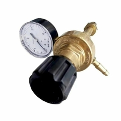Válvula reguladora de gas con manómetro, diseñada para controlar la presión de la garrafa.