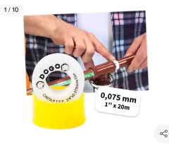 La cinta de teflón P.T.F.E. tiene un espesor de 1" y un largo de 20 metros, ideal para sellar roscas y evitar fugas en conexiones de gas y agua.