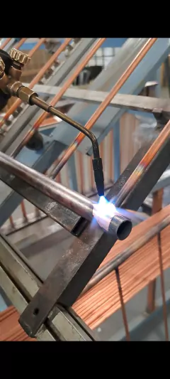 Cabeza soldadora M 3 N.3, herramienta de soldadura con diseño curvado y boquilla de cobre.