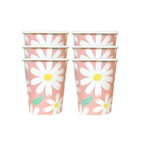 Conjunto de copos de papel estampados com flores margaridas em fundo rosa.