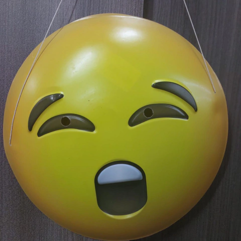 O tema Emoji é a mais nova sensação entra as crianças, e é composto em sua maioria pela cor amarela, torna-se fácil a sua composição, na hora da decoração da festa. O seus convidados ficarão encantados com o tema Emojis!