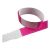 Pulseira Tyvek na cor pink fluor, ideal para festas e eventos temáticos.