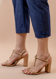 Calça Cleusa Capri malha jeans azul na internet