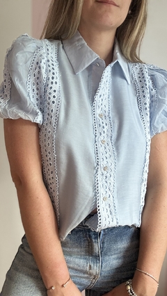 Camisa Nila Celeste IMPORTADA en internet