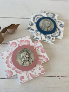 Cruz con medallon Virgen Niña flores (rosa o azul) - Manantial de Luz