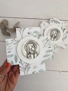 Cruz con medallon Virgen Niña (hojas verdes) en internet