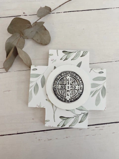 Cruz con medallon San Benito (hojas verdes)