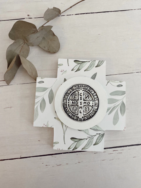 Cruz con medallon San Benito (hojas verdes)