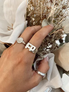 Anillo dos iniciales (plata) - Manantial de Luz