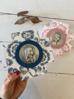 Cruz con medallon Virgen Niña flores (rosa o azul) en internet