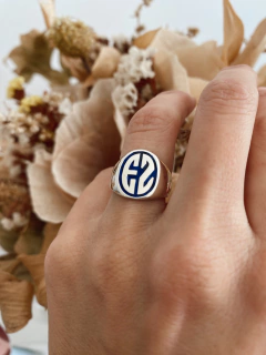 Anillo dos iniciales fondo esmaltado (plata)