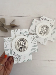 Cruz con medallon Virgen Niña (hojas verdes) - comprar online