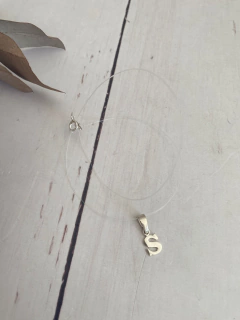 Tanza con inicial de plata en internet