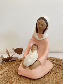 Imagen de Imagen virgen con niño regazo rosa (NO SE ENVIA POR CORREO ARGENTINO)