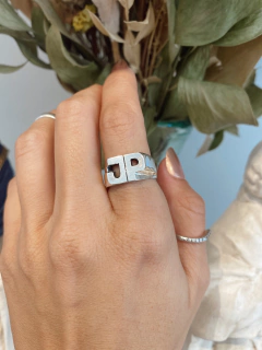 Anillo dos iniciales (plata)