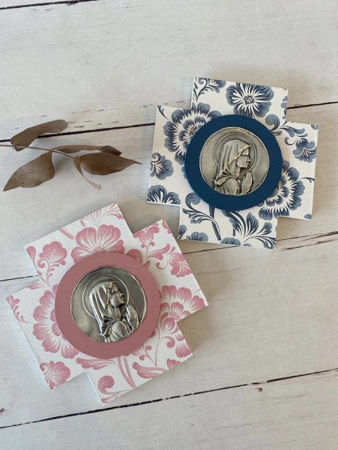 Cruz con medallon Virgen Niña flores (rosa o azul)