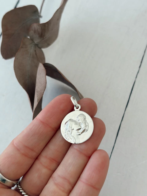Medalla Madre con niño plata pulida 18MM - comprar online